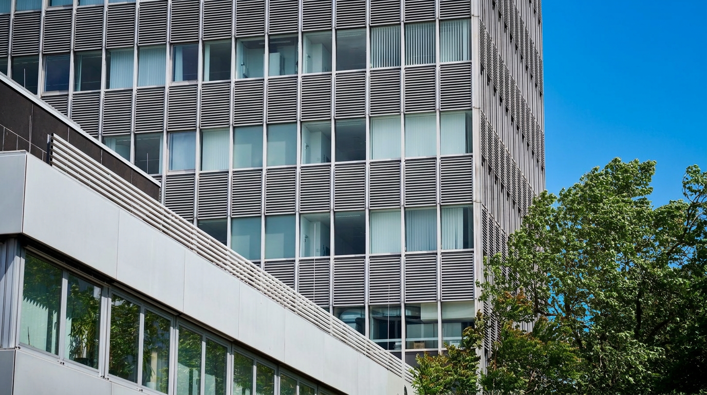 Detail der denkmalgeschützten Vorhangfassade mit Lamellen-Sonnenschutz