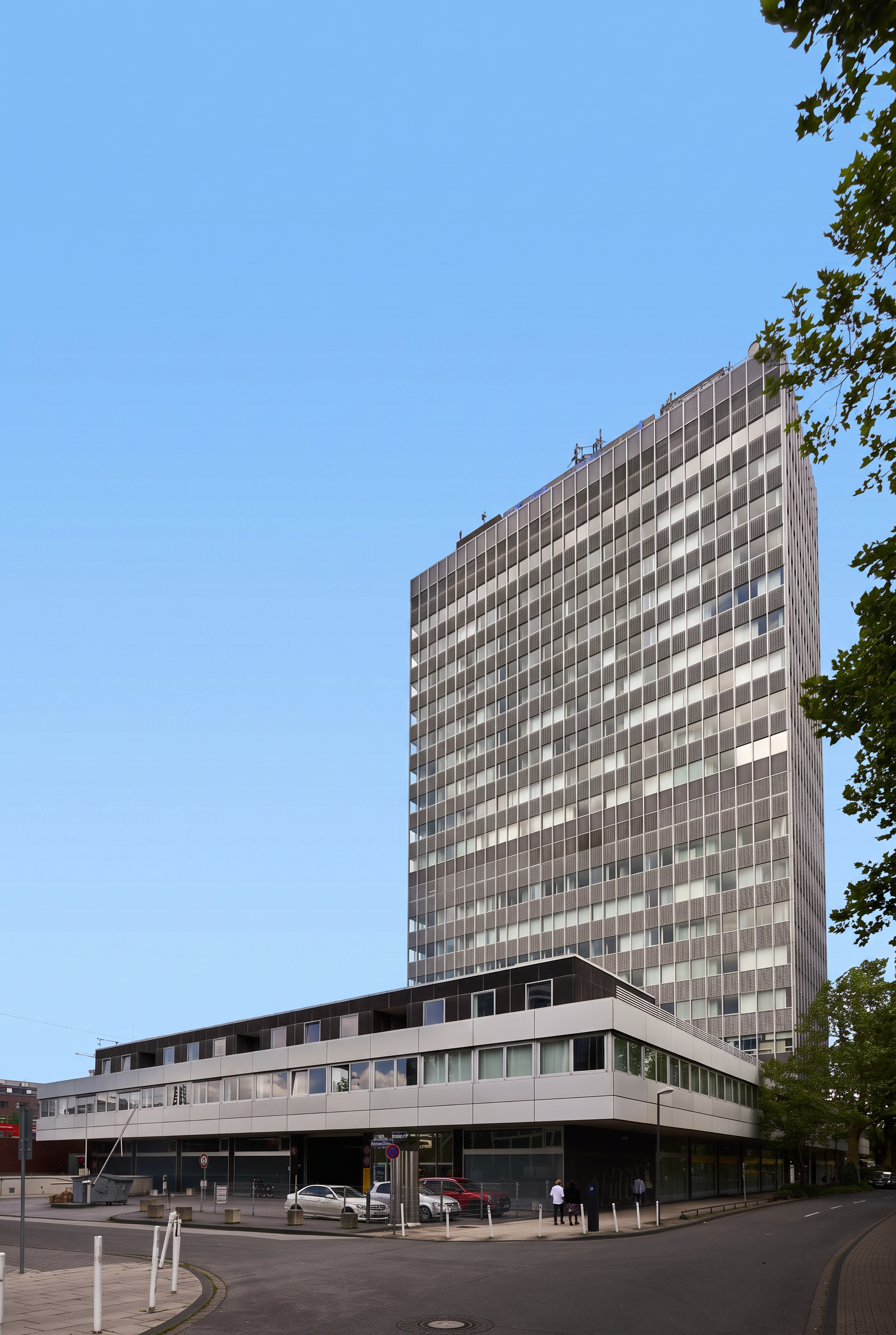 CUBE Skyline Tower Essen – Straßenraum