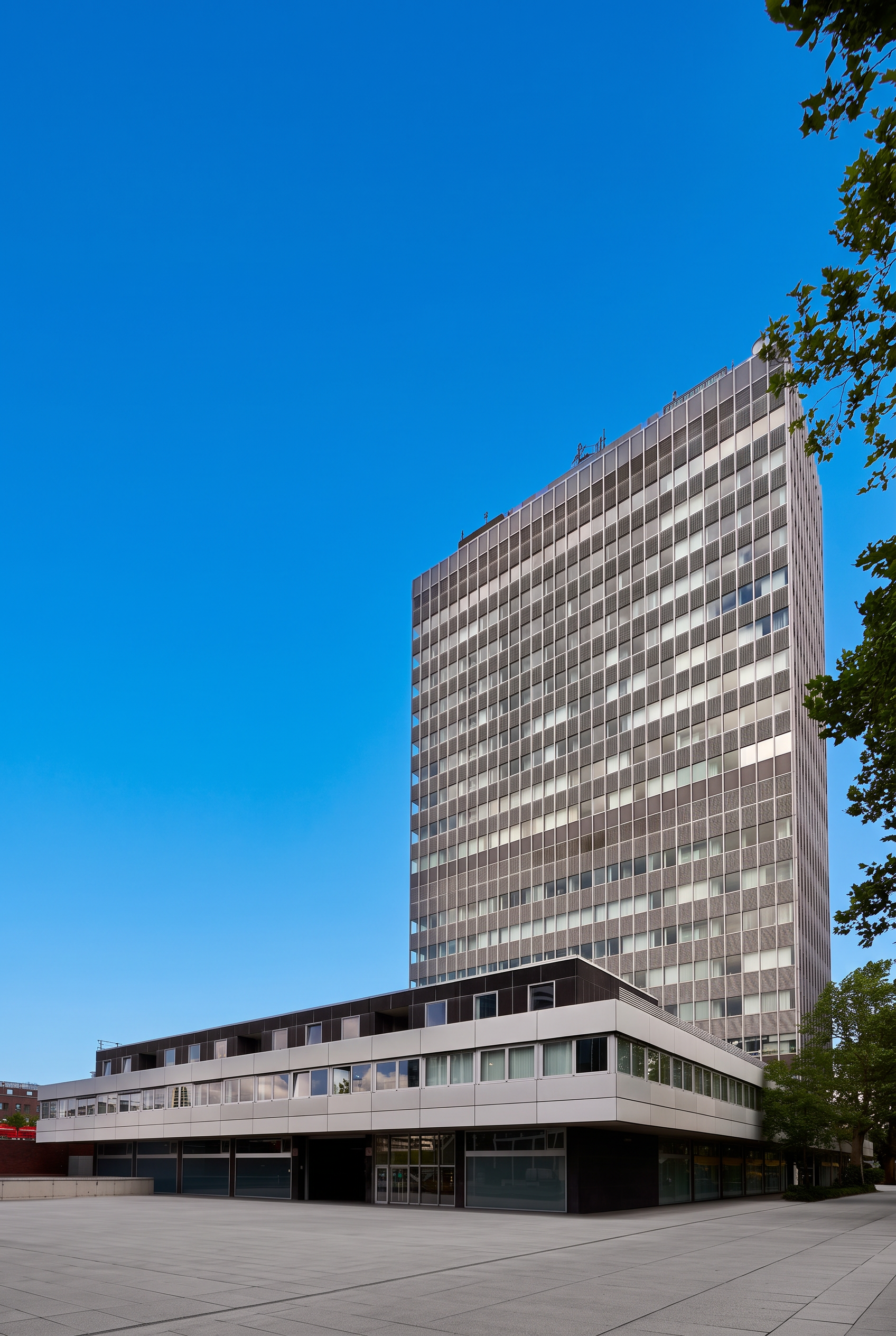 Der Turm in voller Höhe vor blauem Himmel