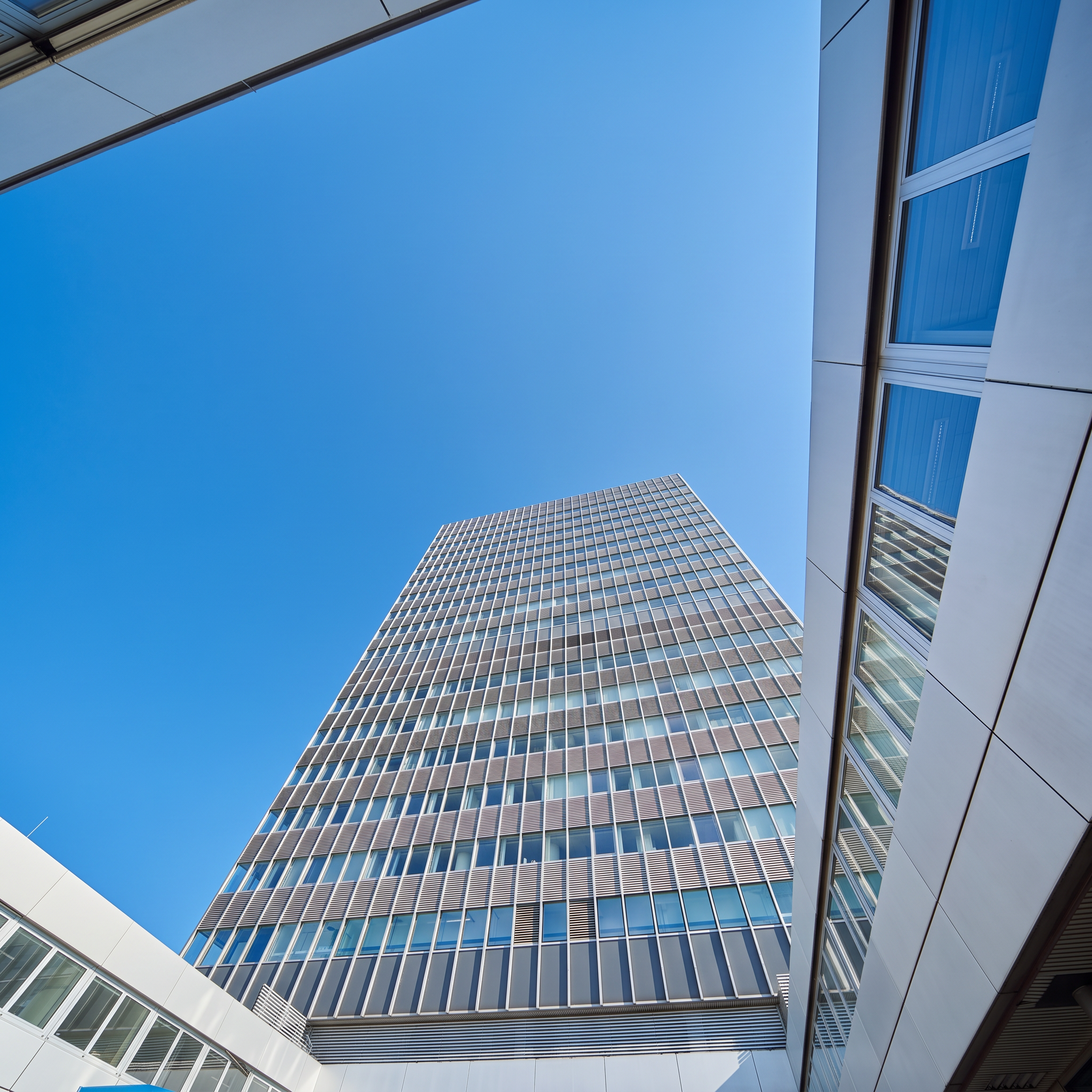 Blick an der gerasterten Fassade des Turms nach oben