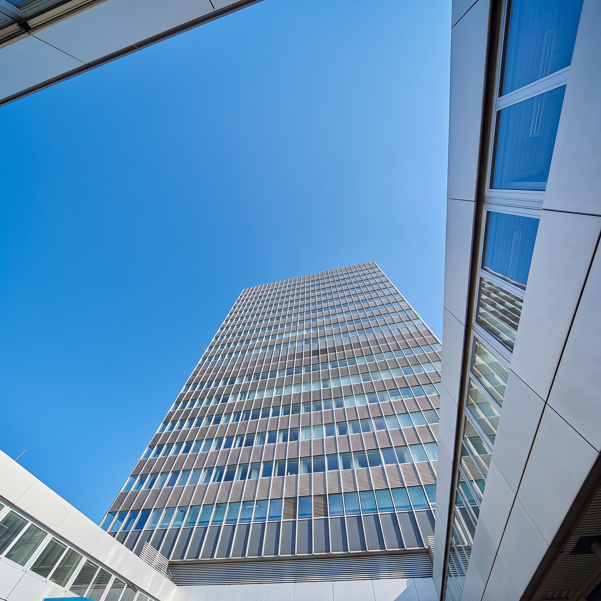 Blick an der gerasterten Fassade des Turms nach oben